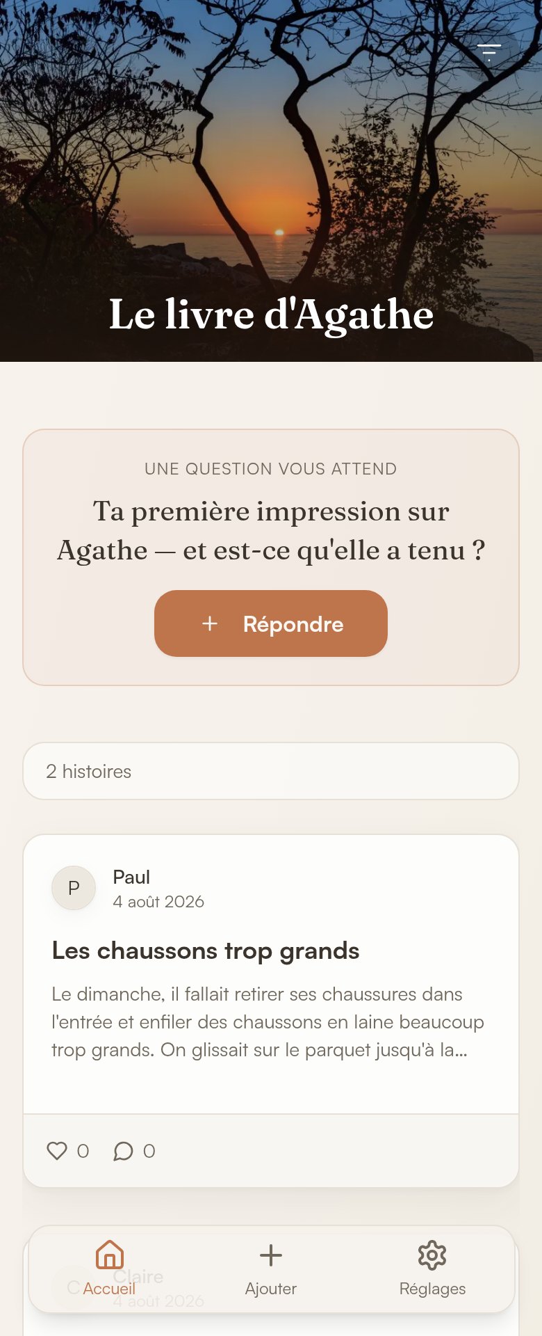 L'écran d'un téléphone : le livre d'Agathe, sa couverture en photographie, une question qui attend — « Ta première impression sur Agathe ? » — un bouton Répondre, et en dessous une histoire déjà déposée